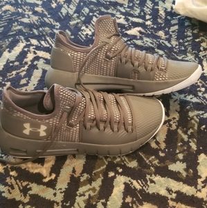 Mens size 8.5 Under Armour shoes
